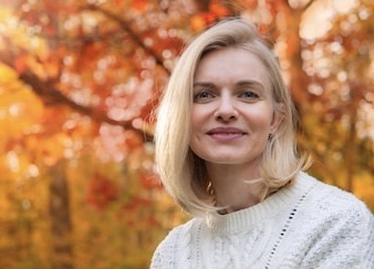 Conflicted White Woman Loves Autumn Trees, But Doesn’t See&nbsp;Color